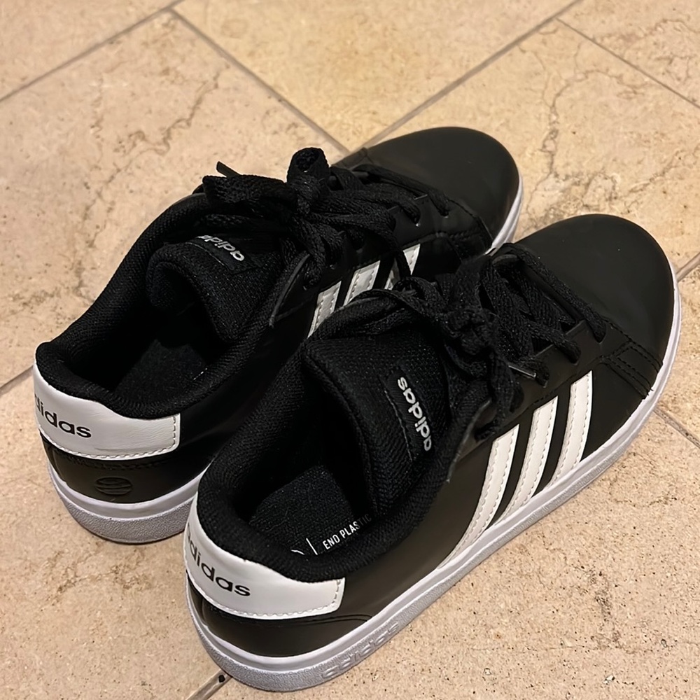 Adidas Unisex-Child Grand Court 2.0 Tennis Shoe